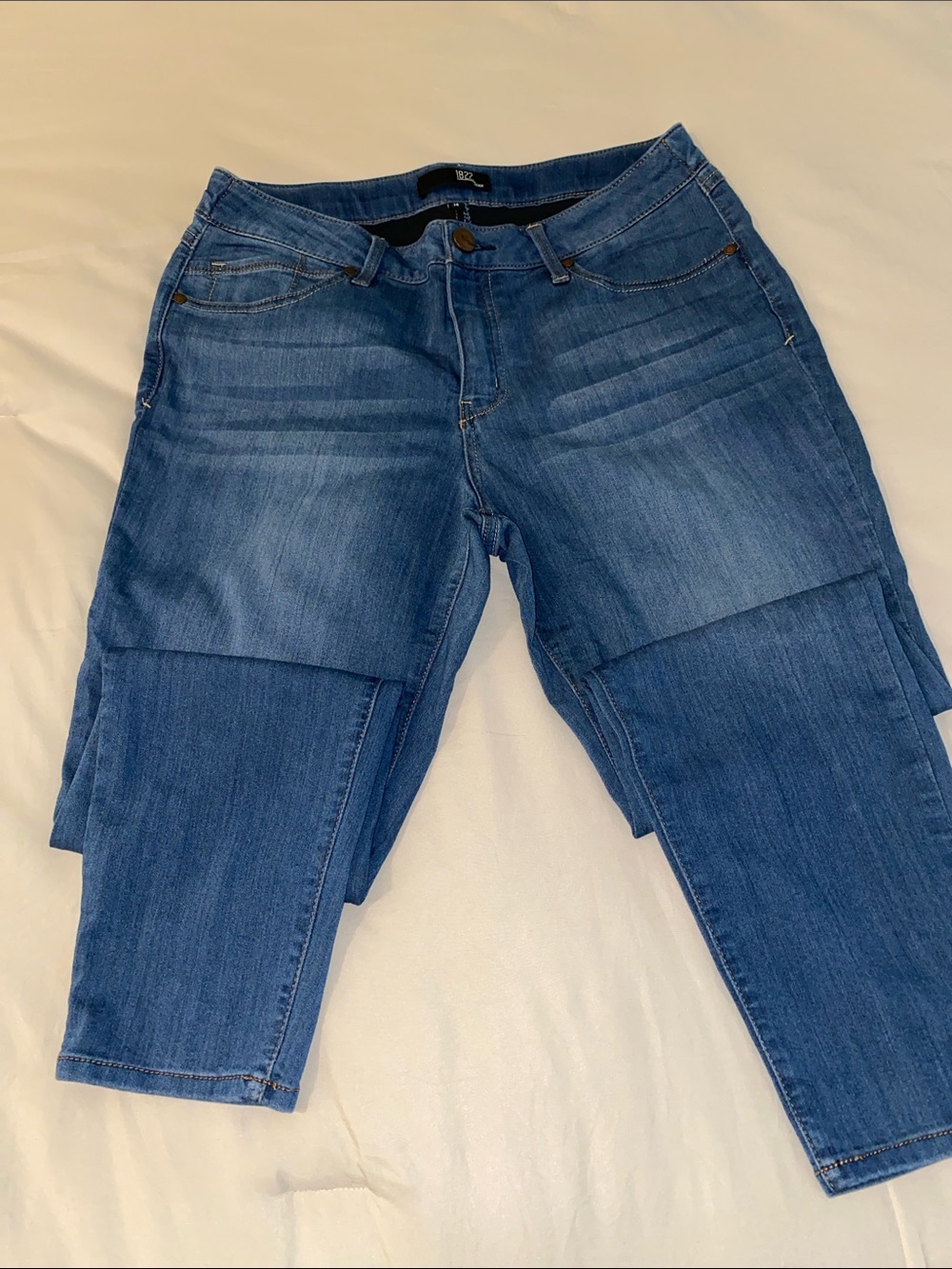 1822 Denim Ankle Crop Jeans in Medium Blue Wash